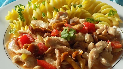 Kuřecí nudličky s nakládanými houbami a paprikou