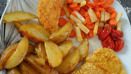 Kuřecí stehna v kukuřičné krustě s pečenými bramborami a zeleninou
