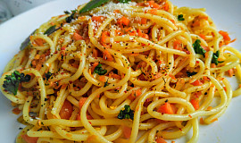 Bezmasá večeře ze špaget, mrkve a papriček