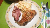 Pečená králičí stehýnka na tymiánu se salátem Coleslaw