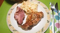 Pečená králičí stehýnka na tymiánu se salátem Coleslaw