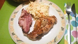 Pečená králičí stehýnka na tymiánu se salátem Coleslaw