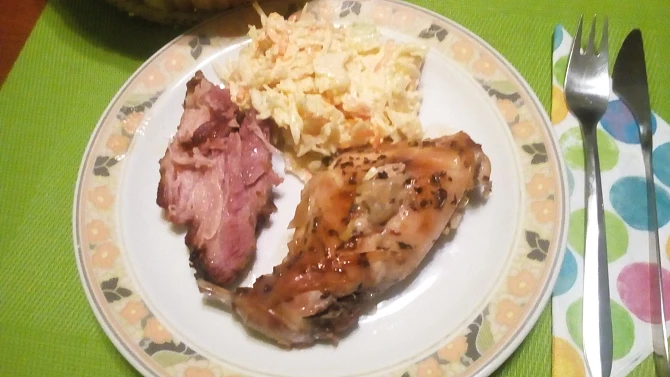 Pečená králičí stehýnka na tymiánu se salátem Coleslaw