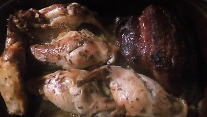 Pečená králičí stehýnka na tymiánu se salátem Coleslaw