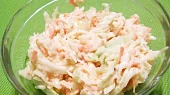 Pečená králičí stehýnka na tymiánu se salátem Coleslaw