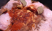 Přírodní dušené kuře na paprice, vše koření najednou vložit a zamíchat.