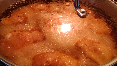 Přírodní dušené kuře na paprice, Dusit pod pokličkou 45 min.