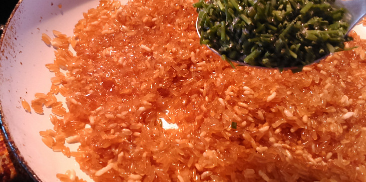 Přírodní dušené kuře na paprice (rýži osmahnu i s pažitkou pak podleju vodou.)