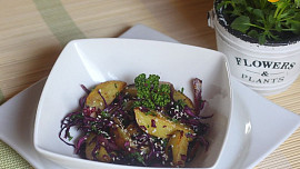 Salát z pečených brambor s červeným zelím