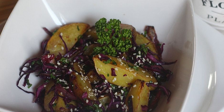 Salát z pečených brambor s červeným zelím
