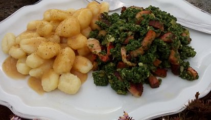 Špenát s debrecínským špekem nebo slaninou