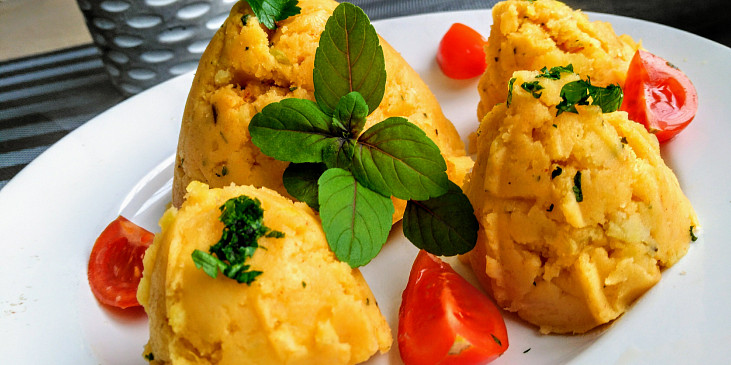 Šťouchané brambory s cibulkou, uzenou paprikou a strouhaným sýrem