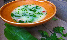 Uzená polévka s krupicí a jarními bylinkami