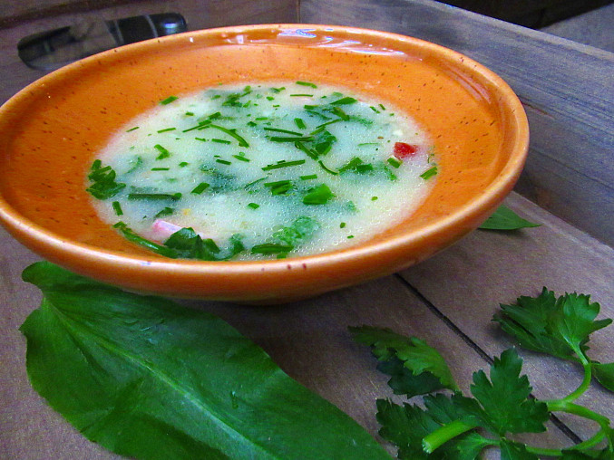 Uzená polévka s krupicí a jarními bylinkami