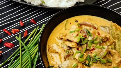 Vepřové nudličky se žampiony na kari, kurkumě a chilli