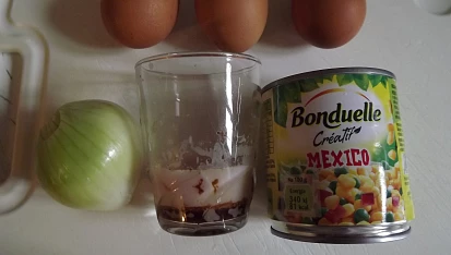 Zapečené šunkové koleno s těstovinami, cibule , výpek ze slaniny , mexiko zelenina