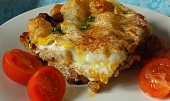 Zapečené tvarůžky s vejci a chlebem opečeným na slanině