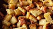 Zapečené tvarůžky s vejci a chlebem opečeným na slanině