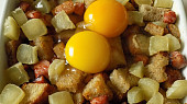 Zapečené tvarůžky s vejci a chlebem opečeným na slanině