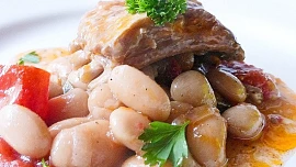 Fazole s jehněčími žebírky (Kuru fasulye)
