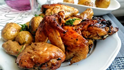 Grilovaná křídla a paličky  v marinádě s  Piri Piri kořením