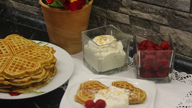 Jablečné wafle se skořicovou šlehačkou