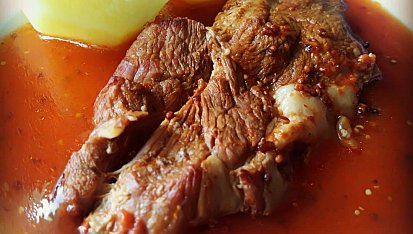 Jehněčí plátek na hořčici a rajčatech