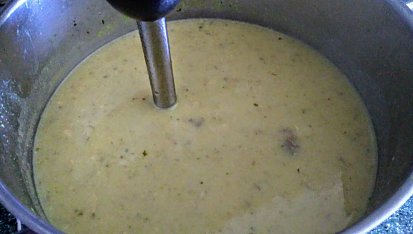 Krémová houbová polévka, zdobená restovanou hlívou ústřičnou