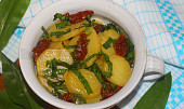 Německý bramborový salát s medvědím česnekem a sušenými rajčaty