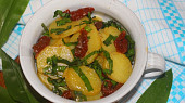 Německý bramborový salát s medvědím česnekem a sušenými rajčaty