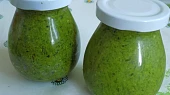 Pesto z medvědího česneku a vlašských ořechů