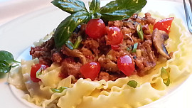 Pikantní klobásová směs s chilli a těstoviny mafaldine