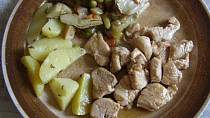 Přírodní kuřecí kousky, restovaná zelenina, brambory