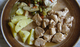 Přírodní kuřecí kousky, restovaná zelenina, brambory
