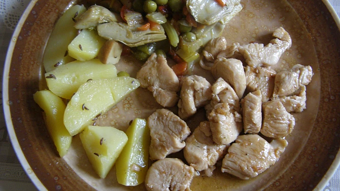 Přírodní kuřecí kousky, restovaná zelenina, brambory