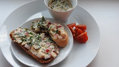 Ředkvičkové máslo s medvědím česnekem