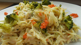 Špagety se sýrovou omáčkou, treskou a brokolicí