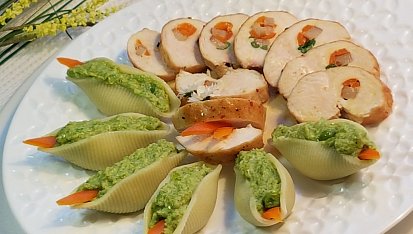Těstoviny conchiglioni plněné brokolico-hrachovým pyré a špikované kuřecí prso