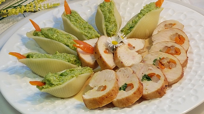 Těstoviny conchiglioni plněné brokolico-hrachovým pyré a špikované kuřecí prso