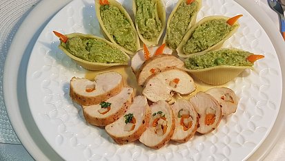 Těstoviny conchiglioni plněné brokolico-hrachovým pyré a špikované kuřecí prso
