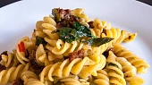 Těstoviny s italskou klobáskou salsiccia, sušenými rajčaty a bazalkou