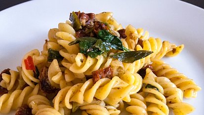 Těstoviny s italskou klobáskou salsiccia, sušenými rajčaty a bazalkou