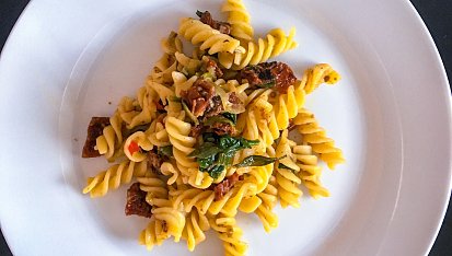 Těstoviny s italskou klobáskou salsiccia, sušenými rajčaty a bazalkou