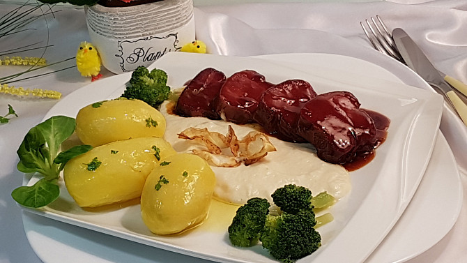 Uzený hovězí jazyk v omáčce demi glace a celerové pyré