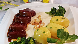 Uzený hovězí jazyk v omáčce demi glace a celerové pyré