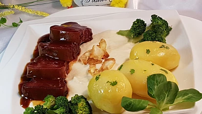 Uzený hovězí jazyk v omáčce demi glace a celerové pyré