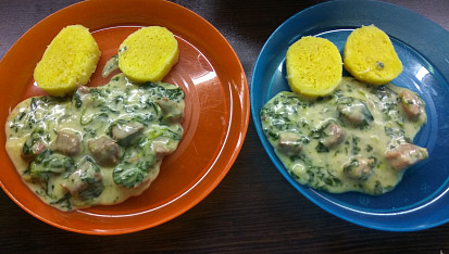 Vepřová plec s česnekovo-špenátovou omáčkou, Porce pro naše dva prcky :)