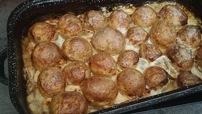 Zapečené kuřecí maso s bazalkou, slaninou a bramborama