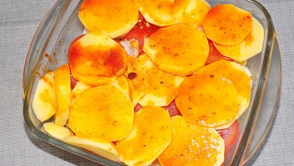 Brambory zapečené s tymiánem a tvarůžky