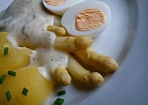 Chřest s bešamelovou omáčkou